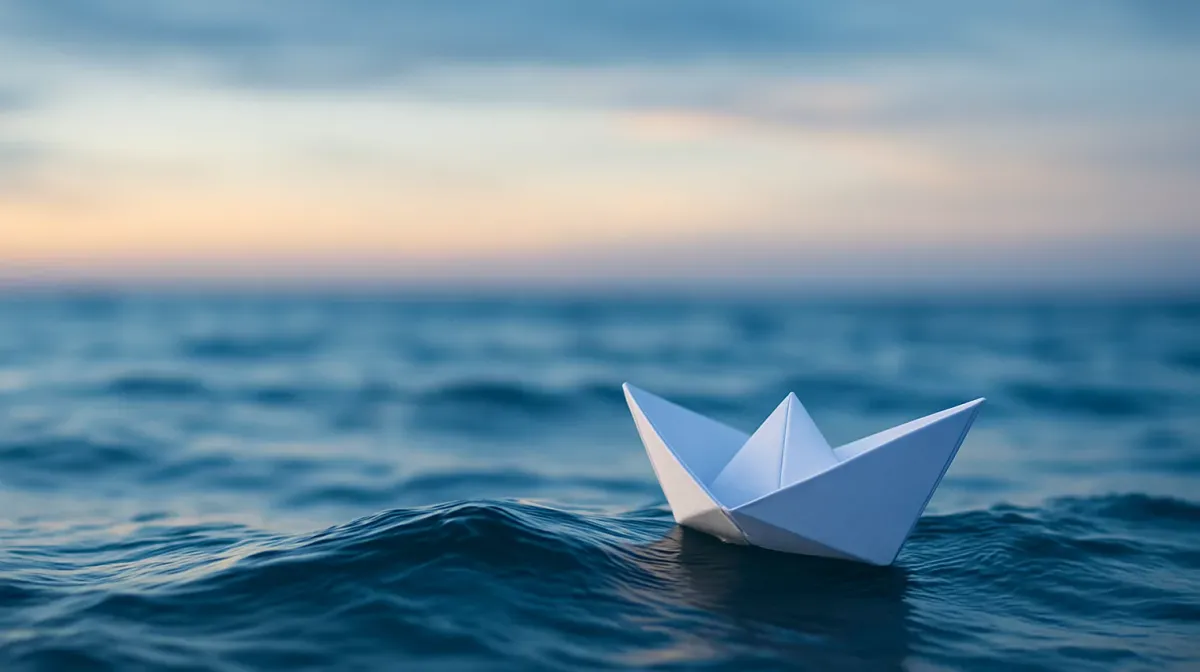 Barca di carta nel mare